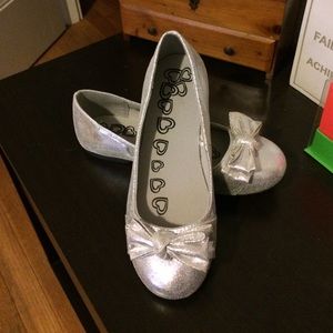Adorable Silver Flats. Worn once!! Size 3