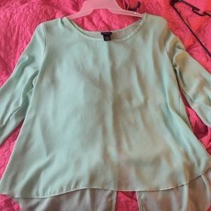 Cute split back bow shirt!