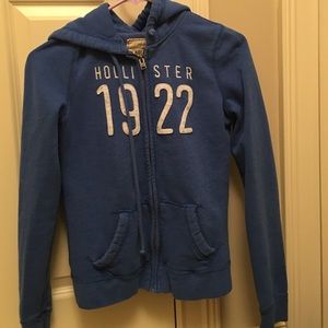 Cute blue hollister sweatshirt with hood like new