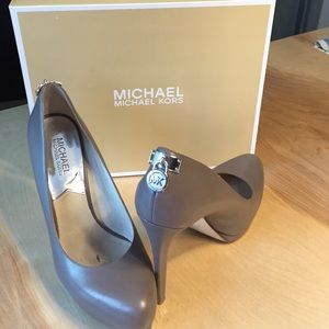 Michael Kors Hamilton pump