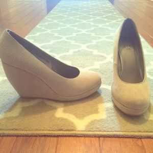 Nude wedges