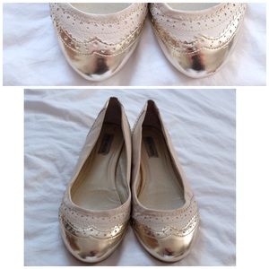 Steve Madden Ivory Ballet Flats w/Gold Wingtip