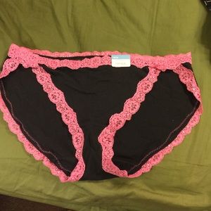 Cacique size 14/16 string bikini NWT