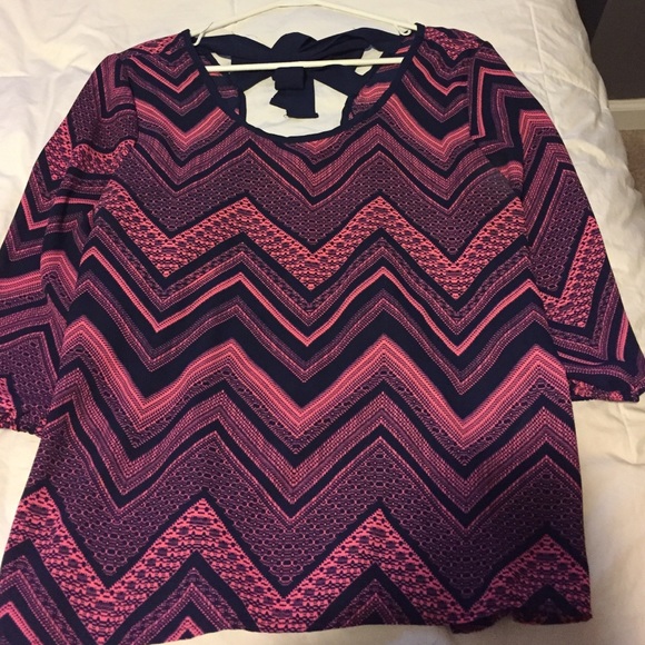 thin chevon shirt with bow in the back - Picture 1 of 2