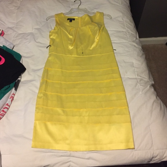 yellow dress, missing a belt for $7 - Picture 1 of 1