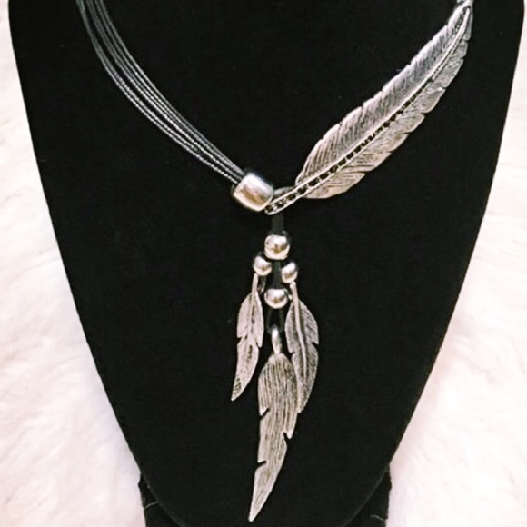 • Feather Necklace // Silver or Gold - Picture 3 of 7