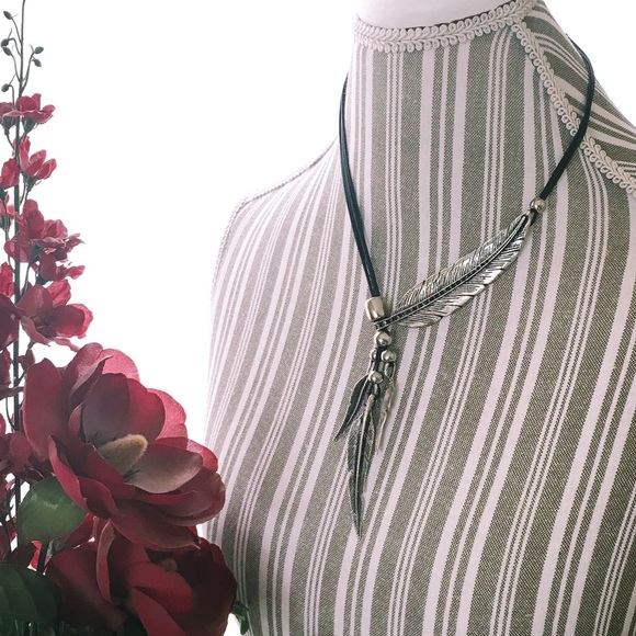 • Feather Necklace // Silver or Gold - Picture 2 of 7