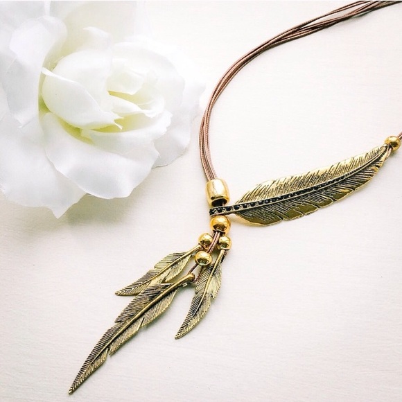 • Feather Necklace // Silver or Gold - Picture 5 of 7
