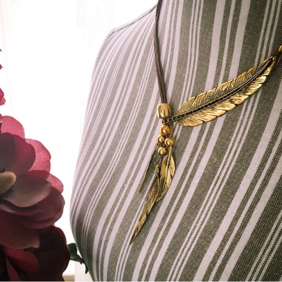 • Feather Necklace // Silver or Gold - Picture 6 of 7