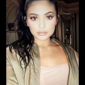 Meet your Posher, Amira