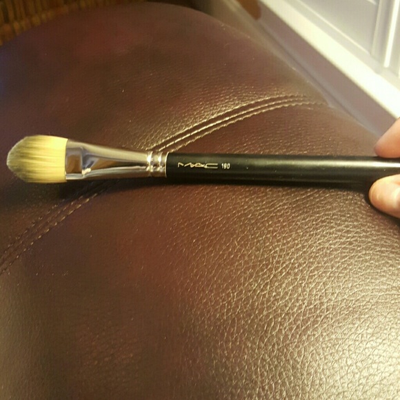 MAC 190 Foundation Brush