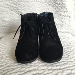Black wedges
