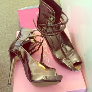 Gold shoe dazzle shoes