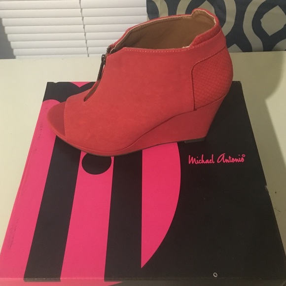 Michael Antonio coral wedges size 6.5