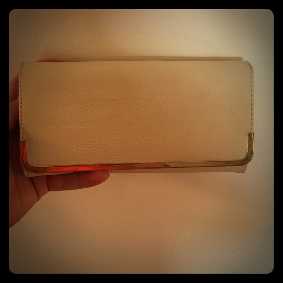 Beige wallet with lots of storage