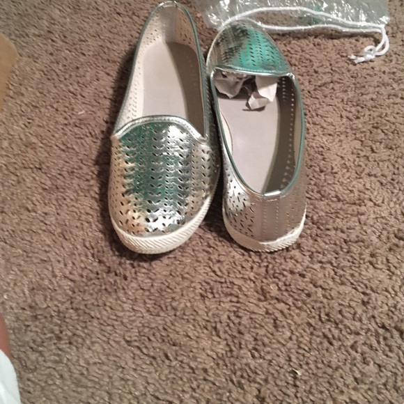 Brand new never worn silver dress/casual shoes. - Picture 3 of 4