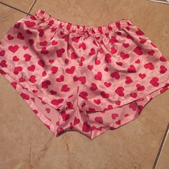 Joe boxer pajama shorts look small says medium