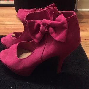 Fuchsia Suede pumps