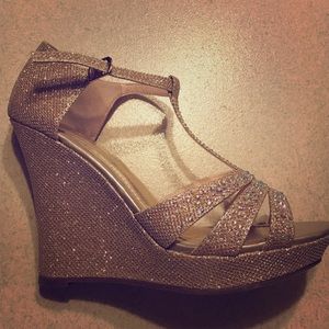 Gold wedge shoe