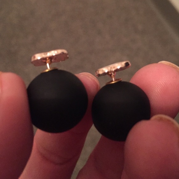 Black and white Clover earrings - Picture 2 of 3