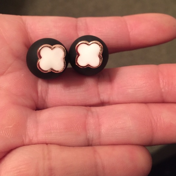 Black and white Clover earrings - Picture 3 of 3