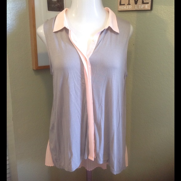 Olive & Oak Tops - FINAL PRICE DROP Olive & Oak sleeveless top. Large