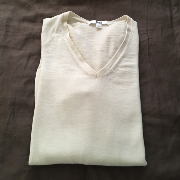 Uniqlo Light Sweater - Picture 3 of 3