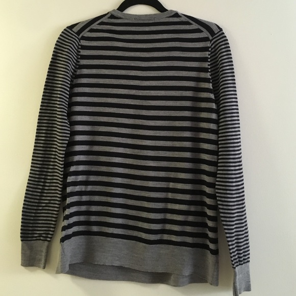 Uniqlo Light Sweater - Picture 2 of 3