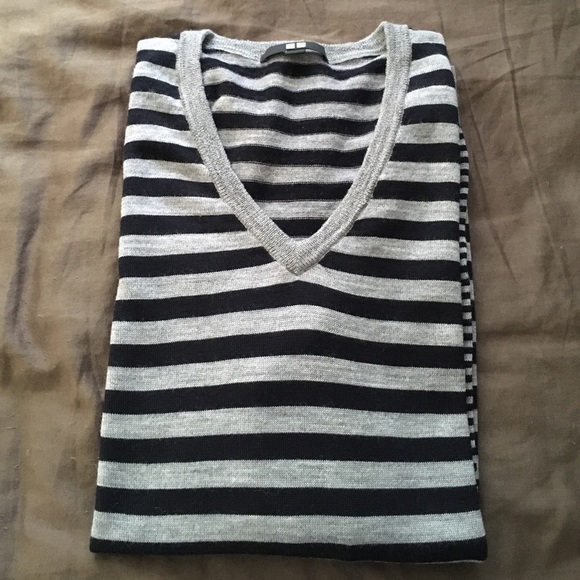 Uniqlo Light Sweater - Picture 3 of 3