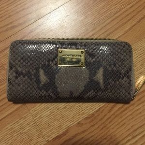 🎀 Snakeskin Michael Kors wallet🎀