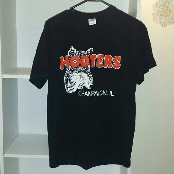 Hooters tee Sz M