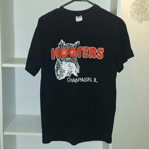 Hooters tee Sz M