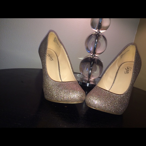 City Streets- Layla Glitter Pump - Picture 2 of 4