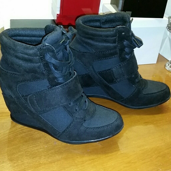 Wedge sneakers