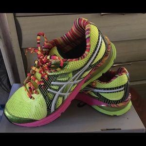 Size 9 Women's Gel Asics Running Shoes