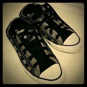 Size 6 converse shoes