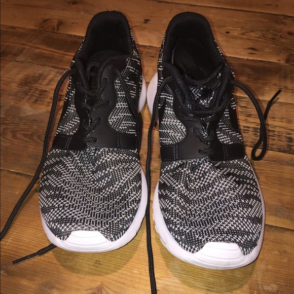 Nike Shoes - Nike Roshes
