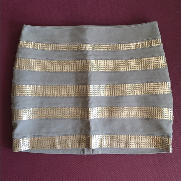 Snug mini skirt