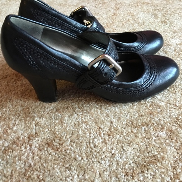 Black pumps