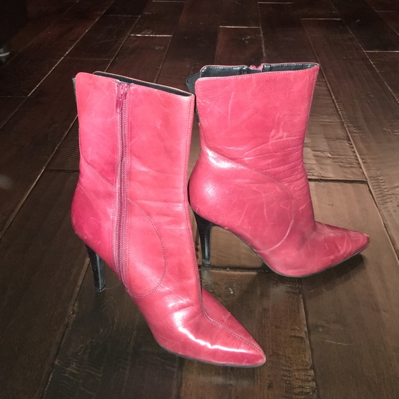 Red booties that will make your outfit POP! 🍂🍃🍁