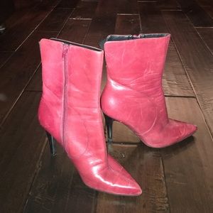 Red booties that will make your outfit POP! 🍂🍃🍁