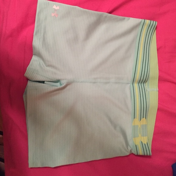 NWOT-Under Armor spandex workout shorts