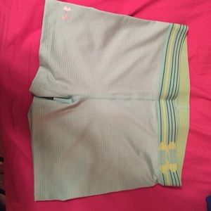 NWOT-Under Armor spandex workout shorts