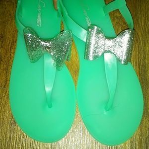 NWOT Silver Bow Sandals