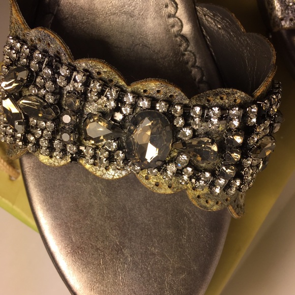 Never worn Classy Sandal - Picture 2 of 2