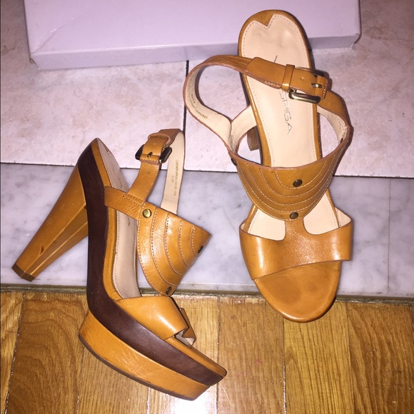 Lightly worn Via Spiga orange brown heels size 6.5