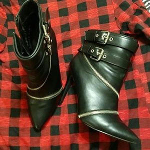 Bad@ss high-heeled pointed toe boots.