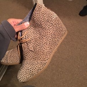 toms cheetah wedges