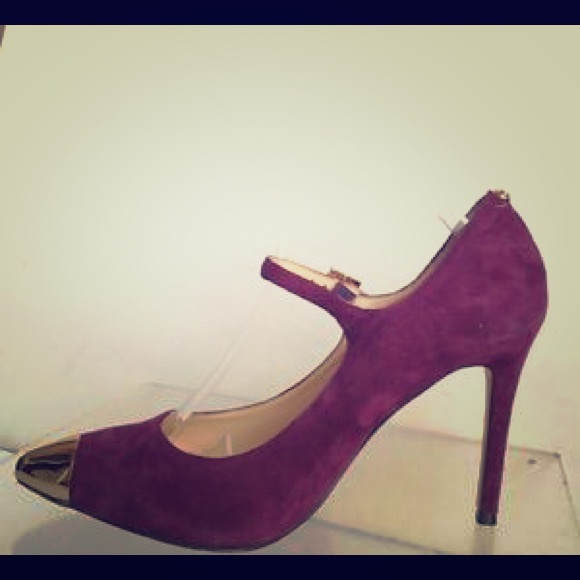 VC VINCE CAMUTO signature Priscilla pump