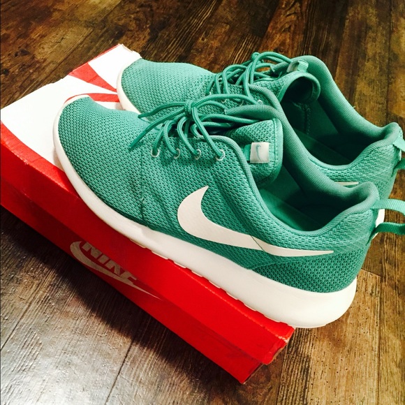 Nike Roshe Run size 10, don't fit me final price❗️